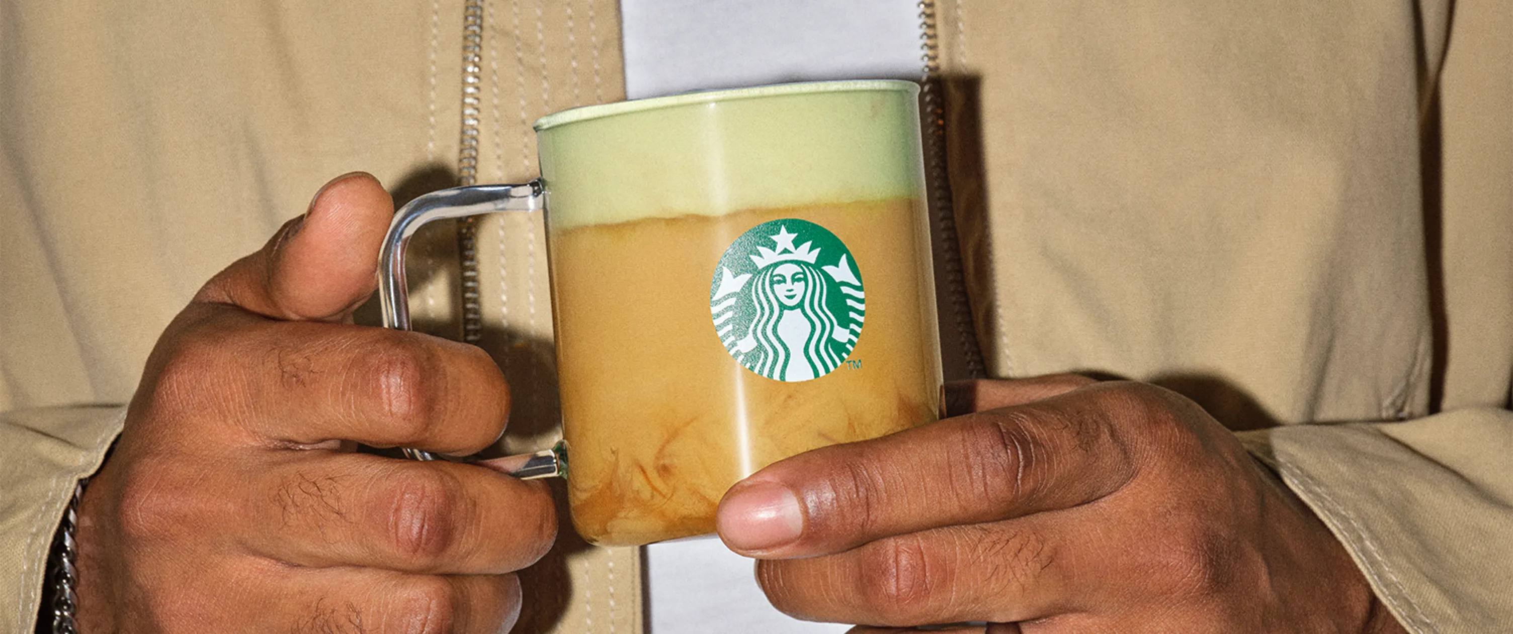 človek držiaci nápoj v šálke