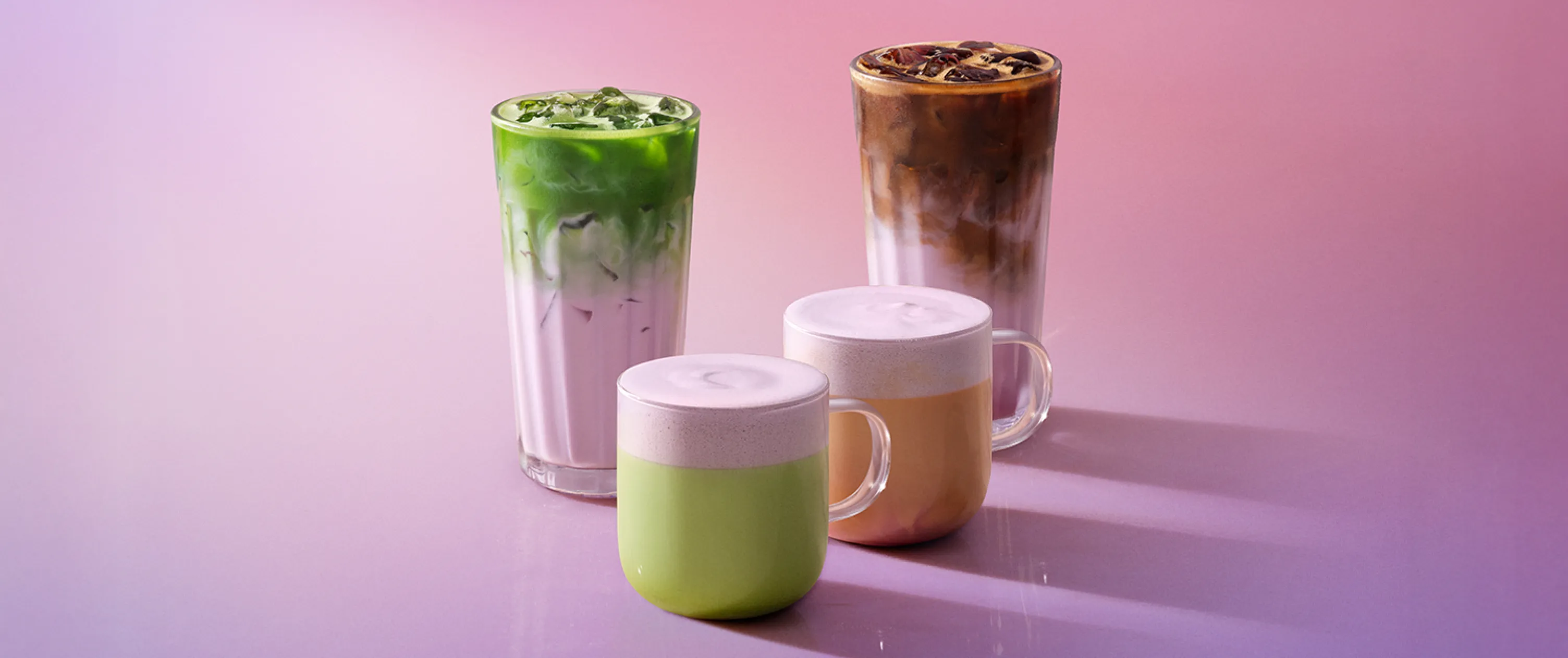 štyri nápoje vo skleničkách na růžovom pozadí