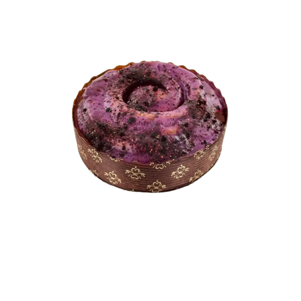Kulatý dezert s výraznou fialovou polevou a jemným posypem, uložený v dekorativním papírovém obalu.