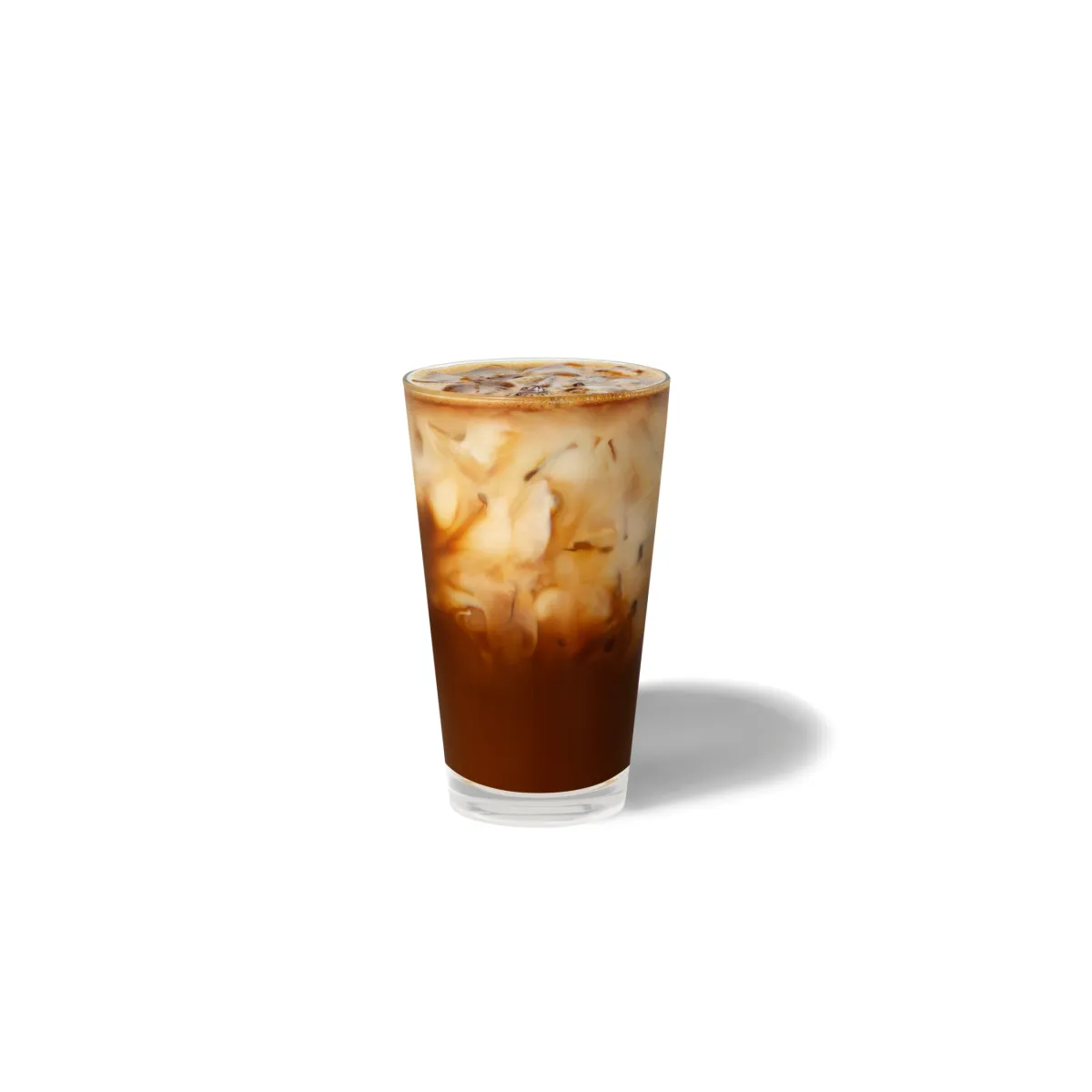 Iced Caramelised Banana Flavour Oat Shaken Espresso v vysokom pohári, tmavé espresso pri dne prechádza do krémovobielej ovsenej peny navrchu, s ľadovými kockami.