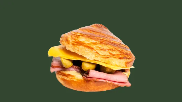 sendvič so šunkou a syrom a uhorkami