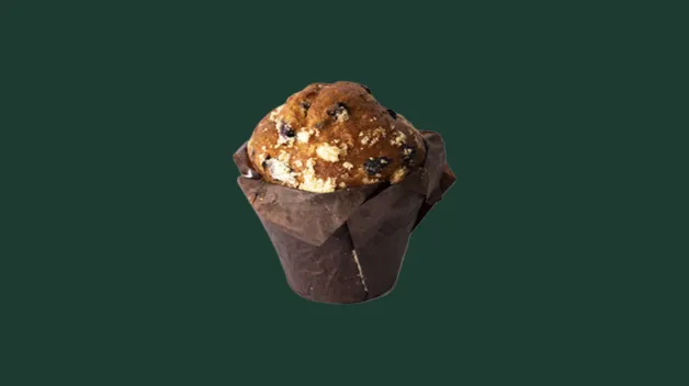 Muffin s čučoriedkami v hnedom papierovom košíčku, posypaný cukrom.