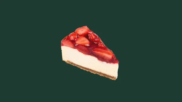 cheesecake s kúskami jahod a jahodovým žele navrchu