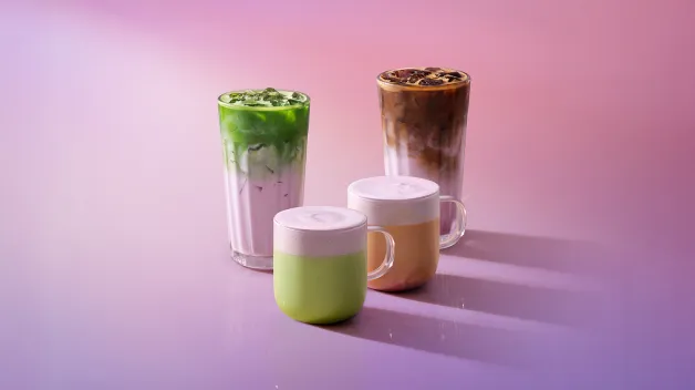 štyri nápoje vo skleničkách na růžovom pozadí