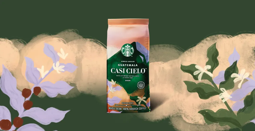 balíček kávy na zeleném pozadí s květinovým designem