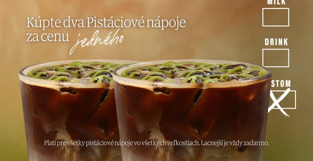 dva kávové nápoje vo skleničkách s ľadom a pistáciovú poľavú.