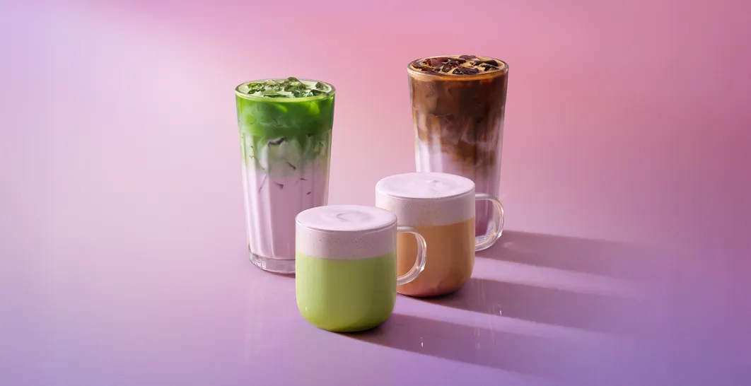 štyri nápoje vo skleničkách na růžovom pozadí