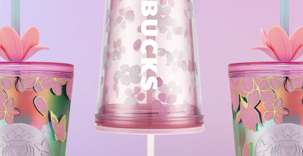 makro fotografie merche starbucks v designu sakura na světle růžovém pozadí