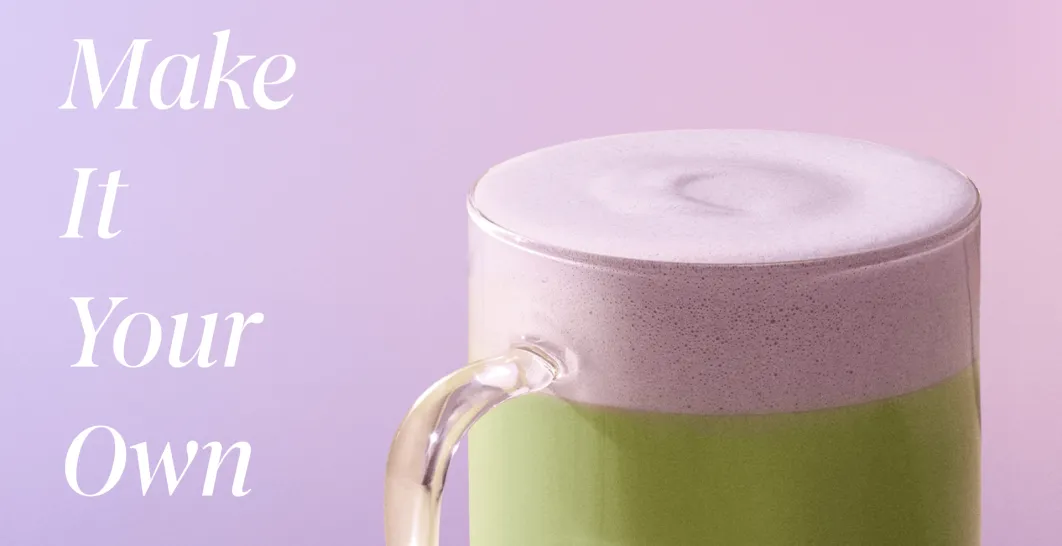 zelený nápoj s růžovou penou na svetlo růžovom pozadí