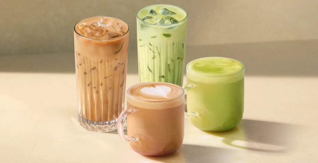 štyri nápoje na svetlom pozadí. dva sú v hrnčeku a dva ľadové sú v skleničke.