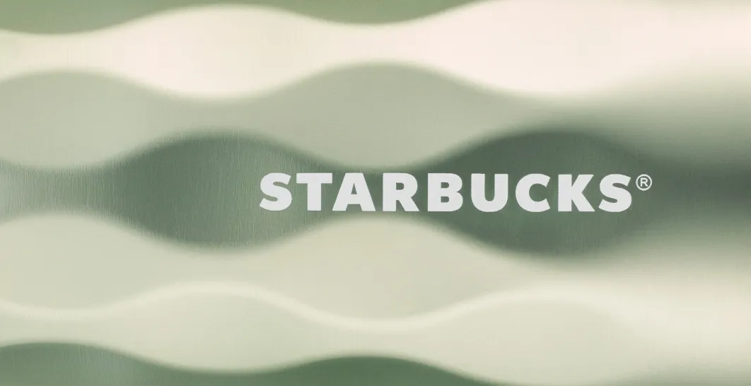 svetlo zelené pozadie, jemno zvlnené, s logom starbucks